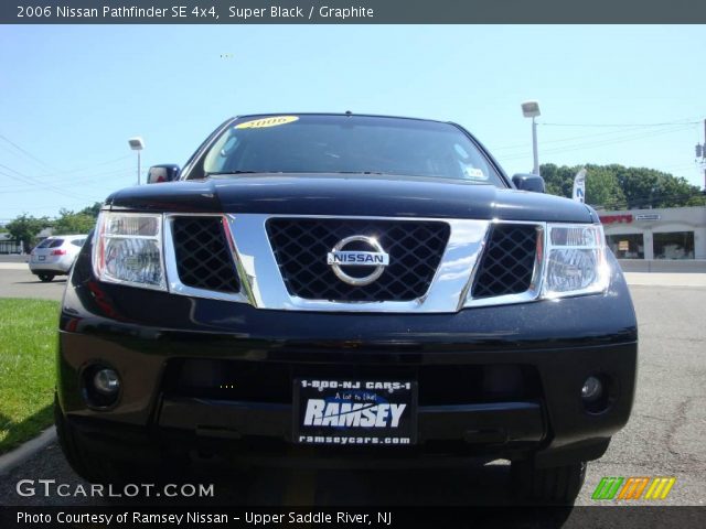 2006 Nissan Pathfinder SE 4x4 in Super Black
