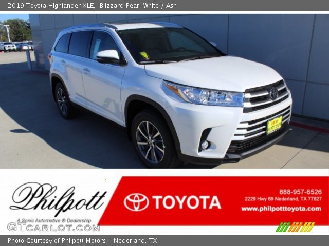 2019 Toyota Highlander XLE in Blizzard Pearl White