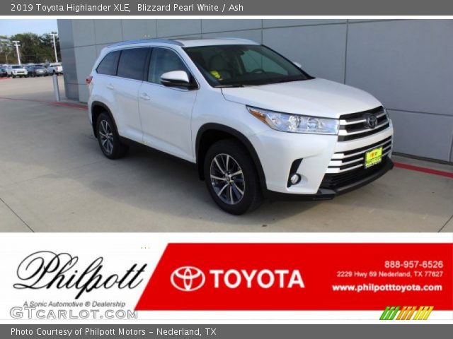 2019 Toyota Highlander XLE in Blizzard Pearl White
