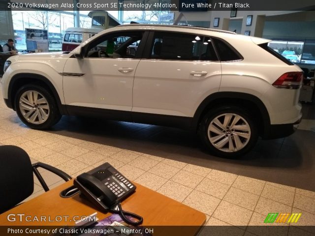 2020 Volkswagen Atlas Cross Sport SE Technology 4Motion in Pure White