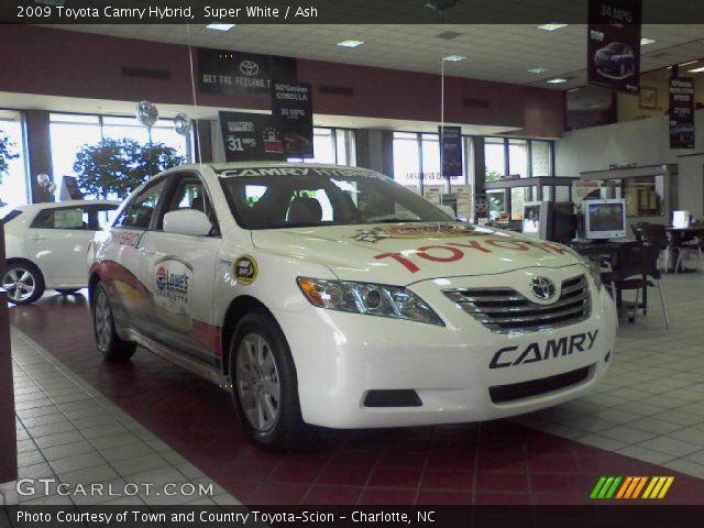 2009 Toyota Camry Hybrid in Super White