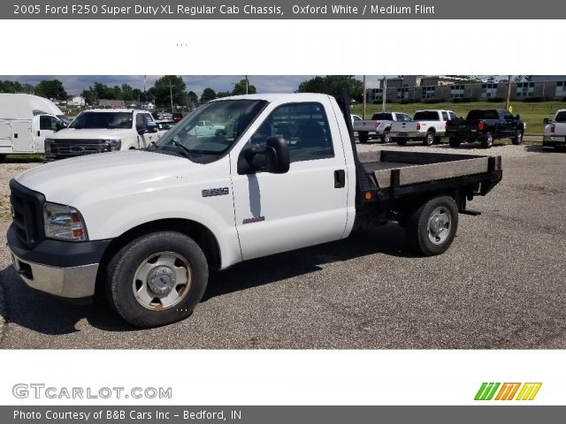2005 Ford F250 Super Duty XL Regular Cab Chassis in Oxford White