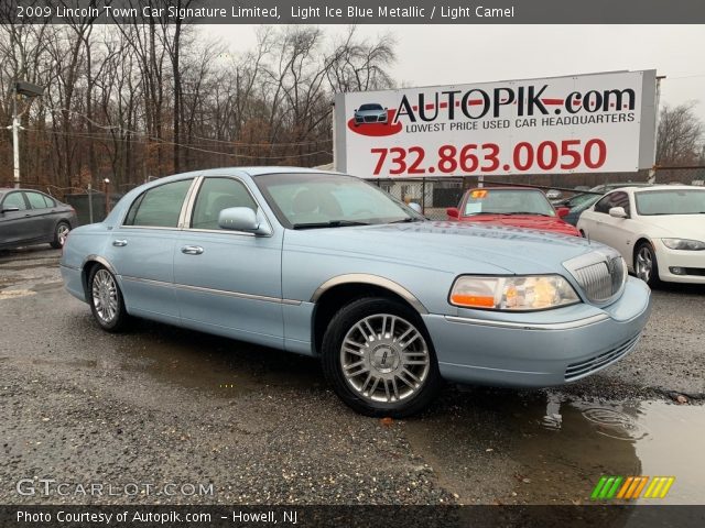 2009 Lincoln Town Car Signature Limited in Light Ice Blue Metallic