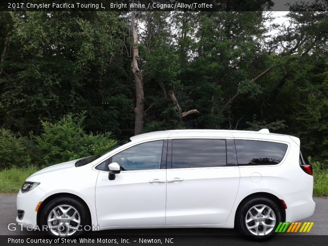 2017 Chrysler Pacifica Touring L in Bright White