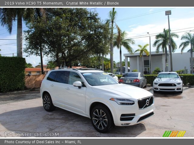 2019 Volvo XC90 T5 Momentum in Crystal White Metallic