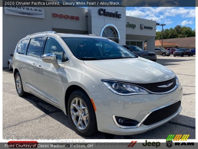 2020 Chrysler Pacifica Limited in Luxury White Pearl