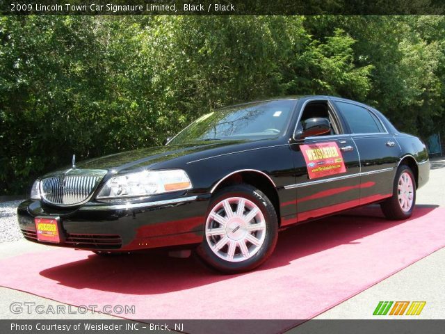 2009 Lincoln Town Car Signature Limited in Black