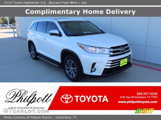 2019 Toyota Highlander XLE in Blizzard Pearl White