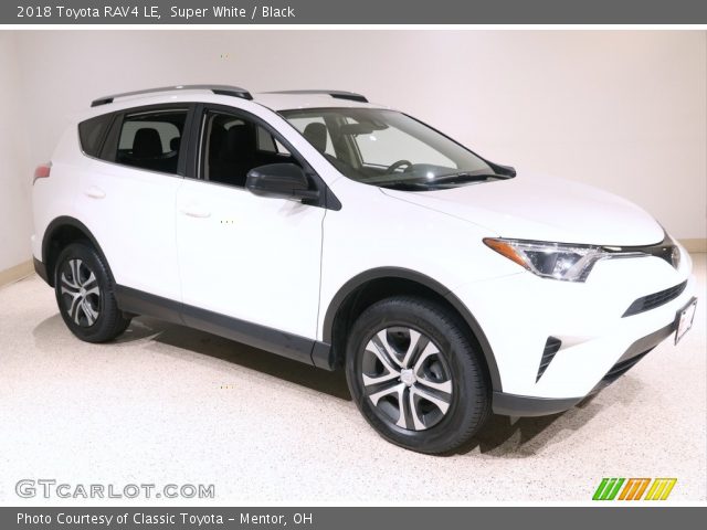 2018 Toyota RAV4 LE in Super White
