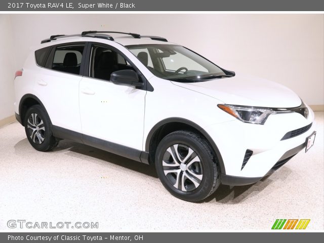 2017 Toyota RAV4 LE in Super White