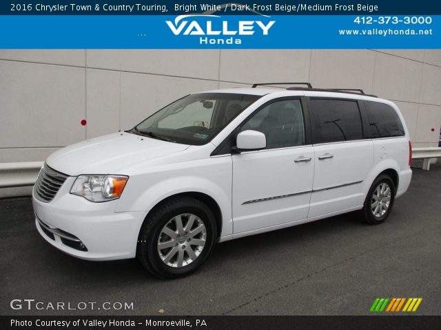 2016 Chrysler Town & Country Touring in Bright White