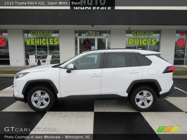 2019 Toyota RAV4 XLE in Super White