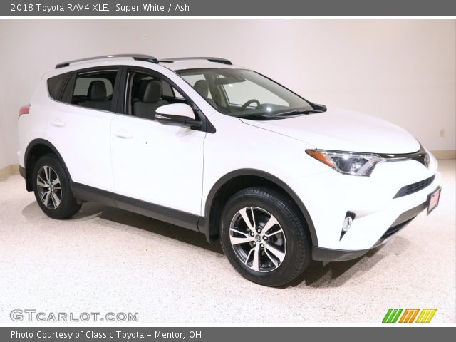 2018 Toyota RAV4 XLE in Super White
