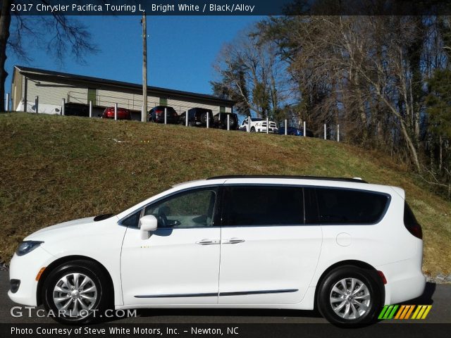 2017 Chrysler Pacifica Touring L in Bright White