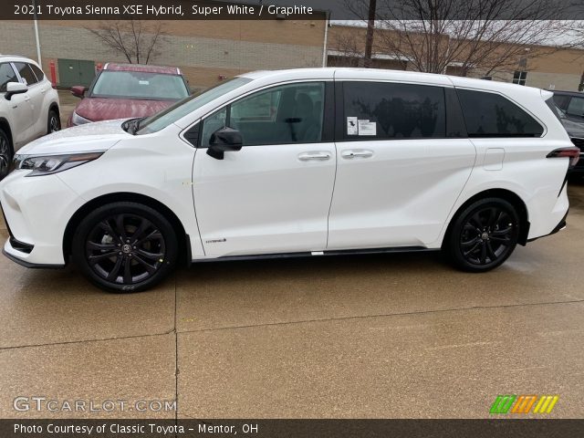 2021 Toyota Sienna XSE Hybrid in Super White
