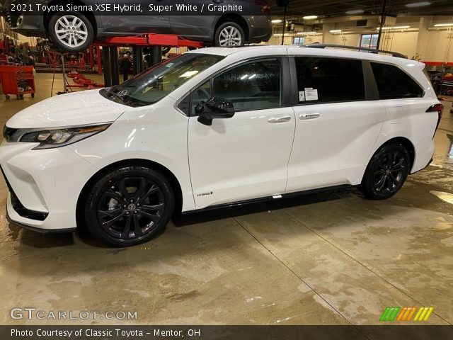 2021 Toyota Sienna XSE Hybrid in Super White