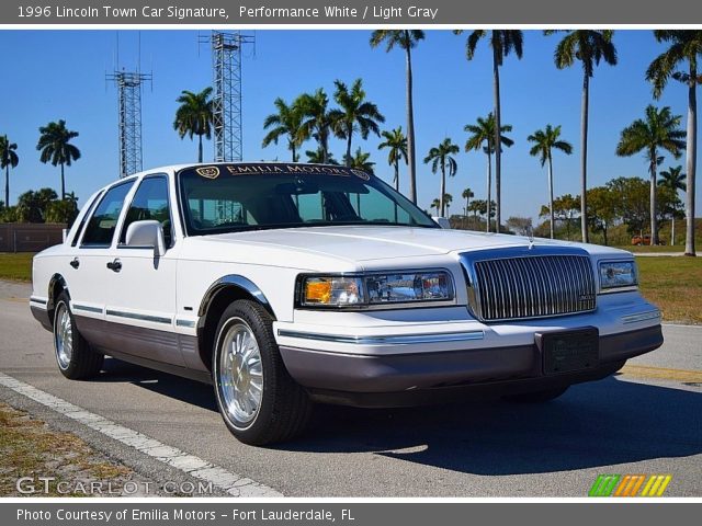 1996 Lincoln Town Car Signature in Performance White