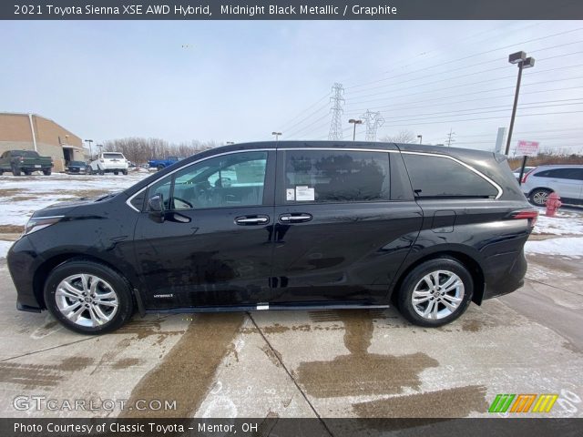 2021 Toyota Sienna XSE AWD Hybrid in Midnight Black Metallic