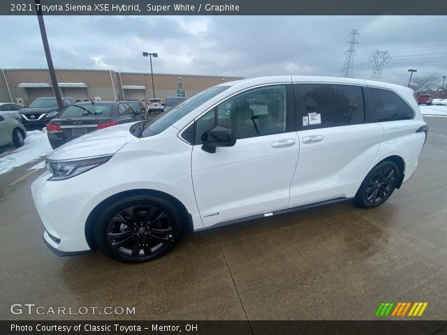 2021 Toyota Sienna XSE Hybrid in Super White