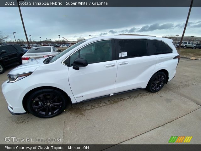 2021 Toyota Sienna XSE Hybrid in Super White
