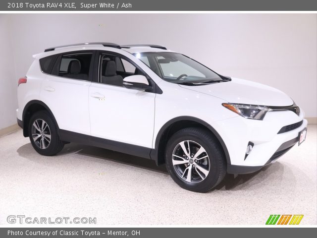 2018 Toyota RAV4 XLE in Super White