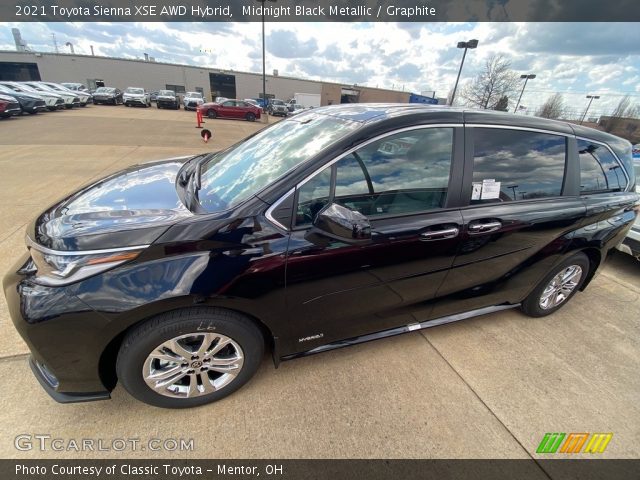2021 Toyota Sienna XSE AWD Hybrid in Midnight Black Metallic