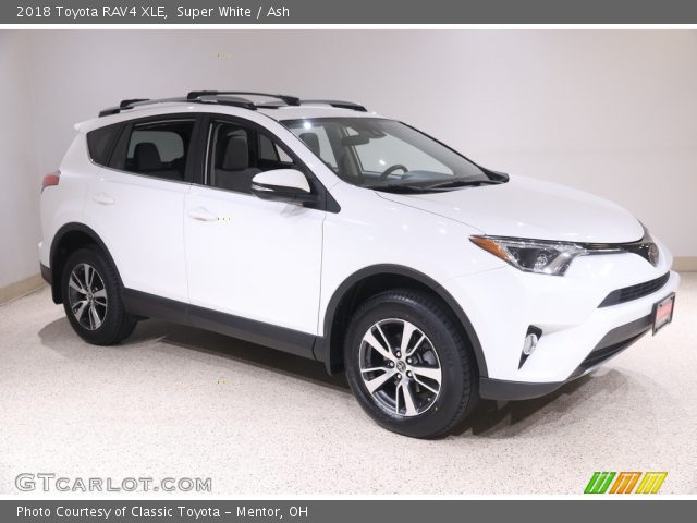 2018 Toyota RAV4 XLE in Super White