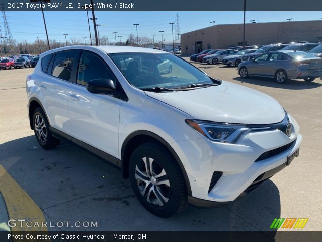 2017 Toyota RAV4 LE in Super White