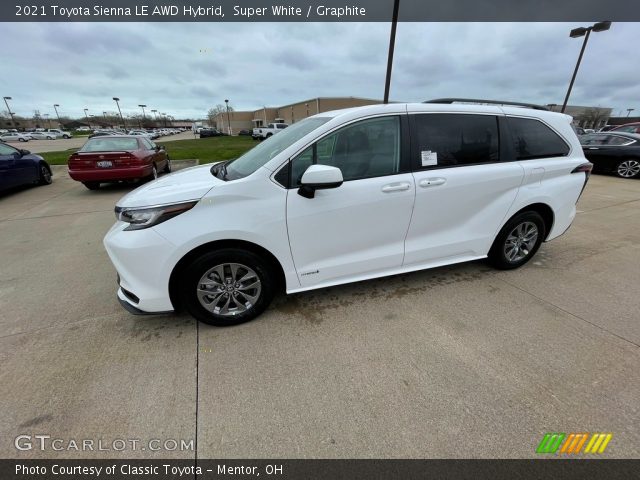 2021 Toyota Sienna LE AWD Hybrid in Super White