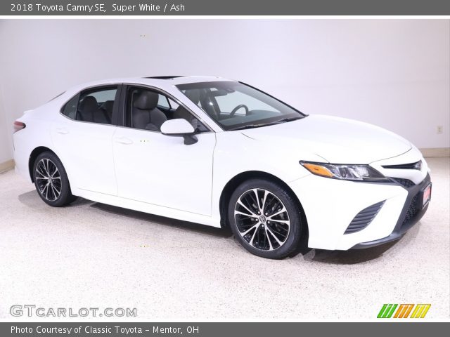 2018 Toyota Camry SE in Super White