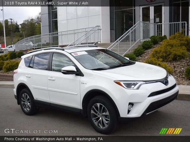 2018 Toyota RAV4 XLE AWD in Super White