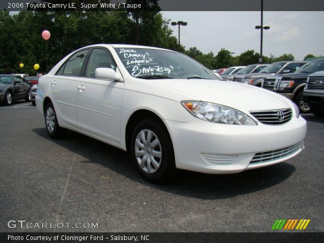 2006 Toyota Camry LE in Super White