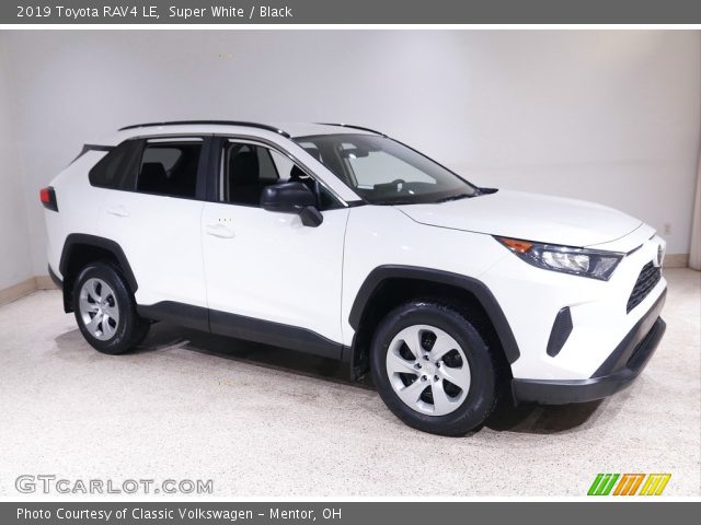 2019 Toyota RAV4 LE in Super White