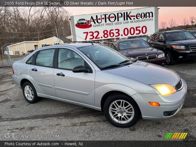 2005 Ford Focus ZX4 SE Sedan in CD Silver Metallic
