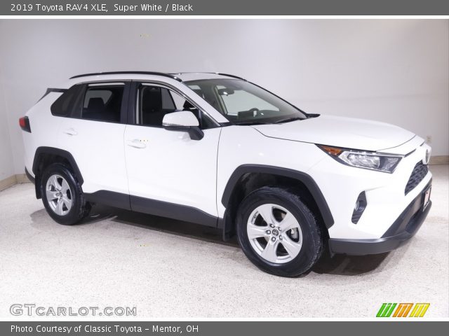 2019 Toyota RAV4 XLE in Super White