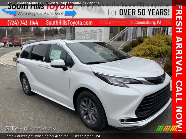 2022 Toyota Sienna XLE Hybrid in Super White