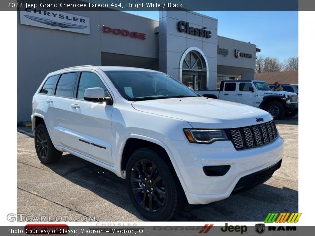 2022 Jeep Grand Cherokee Laredo 4x4 in Bright White