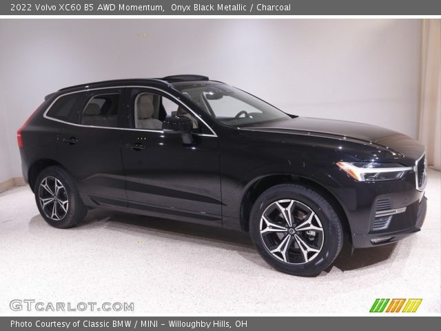 2022 Volvo XC60 B5 AWD Momentum in Onyx Black Metallic