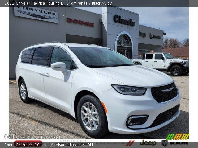 2022 Chrysler Pacifica Touring L in Bright White