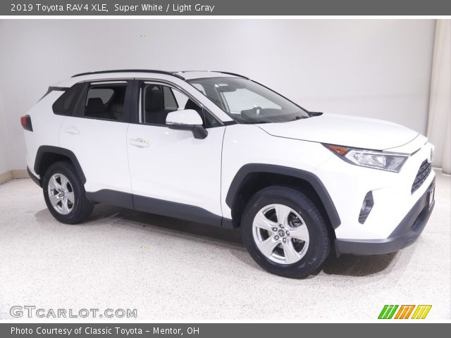 2019 Toyota RAV4 XLE in Super White