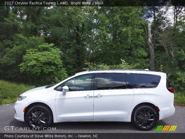 2022 Chrysler Pacifica Touring L AWD in Bright White