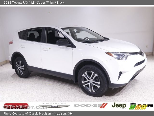 2018 Toyota RAV4 LE in Super White