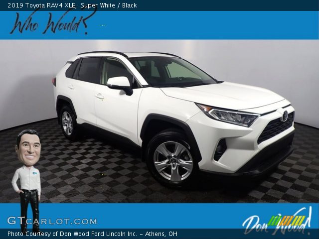 2019 Toyota RAV4 XLE in Super White