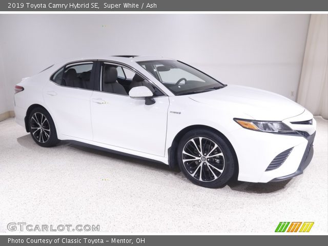 2019 Toyota Camry Hybrid SE in Super White