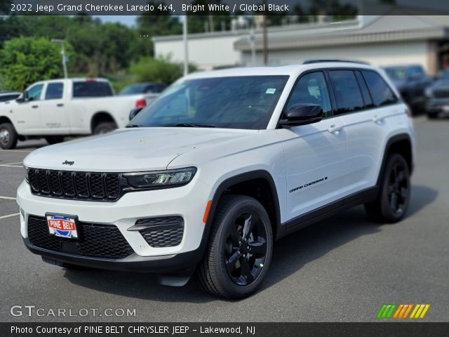 2022 Jeep Grand Cherokee Laredo 4x4 in Bright White