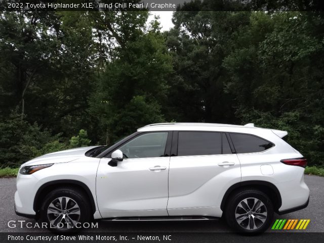 2022 Toyota Highlander XLE in Wind Chill Pearl
