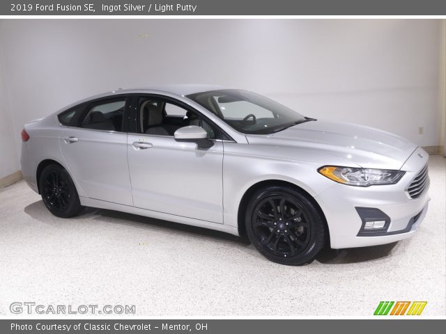 2019 Ford Fusion SE in Ingot Silver