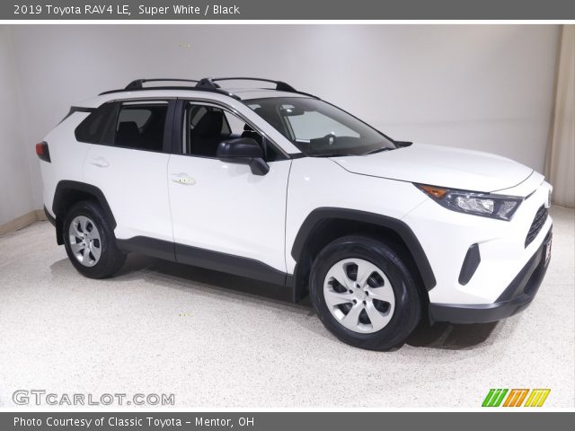 2019 Toyota RAV4 LE in Super White