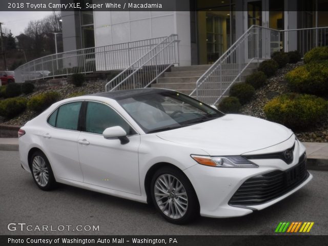 2018 Toyota Camry XLE in Super White