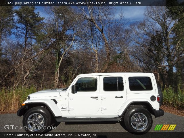 2023 Jeep Wrangler Unlimited Sahara 4x4 w/Sky One-Touch in Bright White